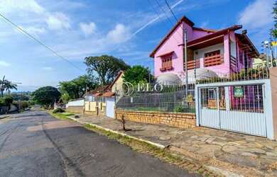 Imagem: A casa possui 5 Dormitórios, 2 Banheiros, 3 Vagas na garagem