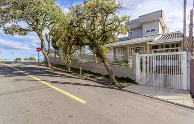 Imagem: A casa possui 4 Dormitórios, 4 Banheiros, 4 Vagas na garagem