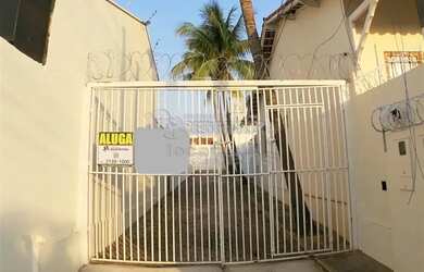 Imagem: A casa possui 3 Dormitórios, 1 Banheiro, 4 Vagas na garagem