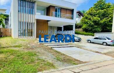 Imagem: A casa em condomínio possui 5 Dormitórios, 5 Banheiros, 4