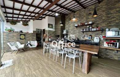 Imagem: A casa possui 3 Dormitórios, 1 Banheiro, 2 Vagas na garagem