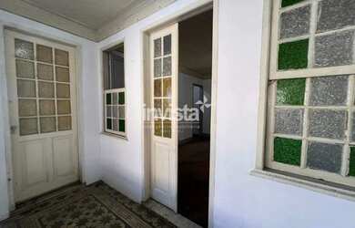 Imagem: A casa possui 4 Dormitórios, 3 Banheiros, 2 Vagas na garagem