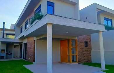 Imagem: A casa possui 3 Dormitórios, 3 Banheiros, 2 Vagas na garagem