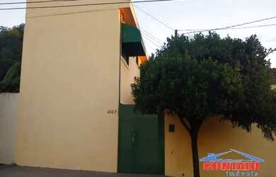 Imagem: A casa possui 2 Dormitórios, 1 Banheiro, 2 Vagas na garagem