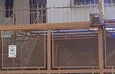 Imagem: A casa possui 4 Dormitórios, 3 Banheiros, 2 Vagas na garagem