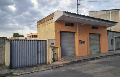 Imagem: A casa possui 3 Dormitórios, 1 Banheiro, 4 Vagas na garagem