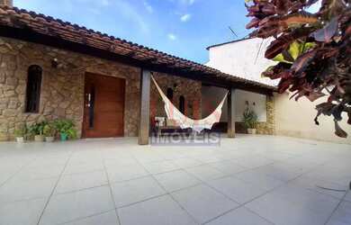 Imagem: A casa possui 3 Dormitórios, 3 Banheiros, 3 Vagas na garagem