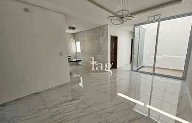 Imagem: A casa em condomínio à venda possui 3 Dormitórios, 2 Banheiros