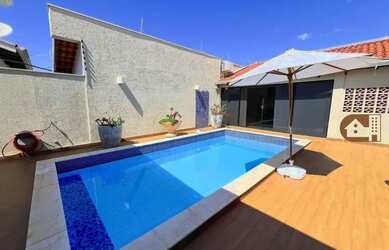 Imagem: A casa possui 4 Dormitórios, 4 Banheiros, 4 Vagas na garagem