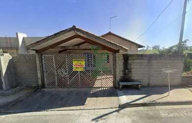 Imagem: A casa possui 5 Dormitórios, 2 Banheiros, 2 Vagas na garagem