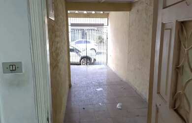 Imagem: A casa possui 2 Dormitórios, 1 Banheiro, 2 Vagas na garagem