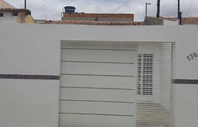 Imagem: A casa possui 3 Dormitórios, 2 Banheiros, 2 Vagas na garagem