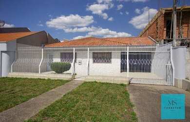 Imagem: A casa possui 3 Dormitórios, 3 Banheiros, 4 Vagas na garagem