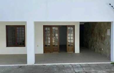 Imagem: A casa possui 3 Dormitórios, 2 Banheiros, 1 Vaga na garagem