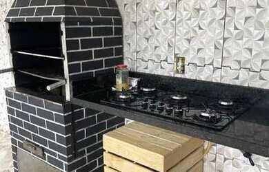 Imagem: A casa possui 3 Dormitórios, 2 Vagas na garagem e está localizado