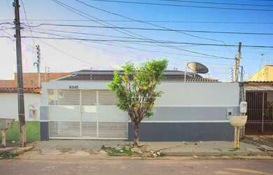 Imagem: A casa possui 3 Dormitórios, 3 Banheiros, 2 Vagas na garagem