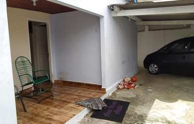 Imagem: A casa possui 4 Dormitórios, 3 Banheiros, 2 Vagas na garagem