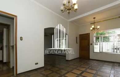 Imagem: A casa possui 3 Dormitórios, 2 Banheiros, 4 Vagas na garagem