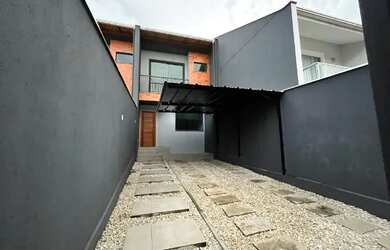 Imagem: A casa possui 3 Dormitórios, 3 Banheiros, 1 Vaga na garagem