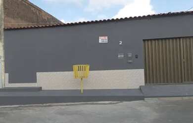 Imagem: A casa possui 3 Dormitórios, 2 Banheiros, 1 Vaga na garagem