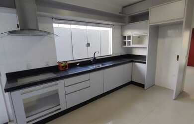 Imagem: A casa possui 3 Dormitórios, 3 Banheiros, 2 Vagas na garagem