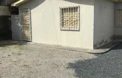 Imagem: A casa possui 2 Dormitórios, 1 Banheiro, 1 Vaga na garagem