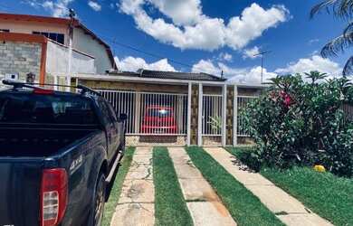 Imagem: A casa possui 4 Dormitórios, 3 Banheiros, 2 Vagas na garagem