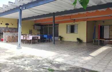 Imagem: A casa possui 3 Dormitórios, 2 Banheiros, 5 Vagas na garagem