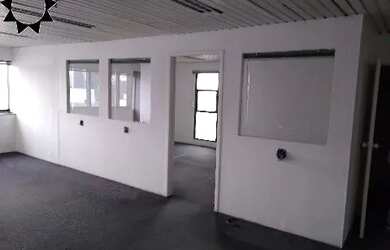 Imagem: O depósito possui 2 Vagas na garagem, 80m² de Área e está
