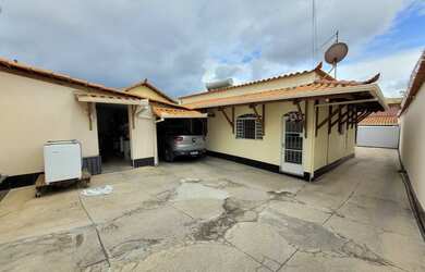 Imagem: A casa possui 2 Dormitórios, 2 Banheiros, 3 Vagas na garagem