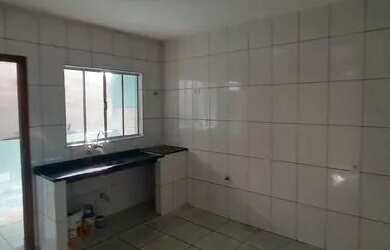 Imagem: A casa possui 1 Dormitório, 1 Banheiro, 1 Vaga na garagem