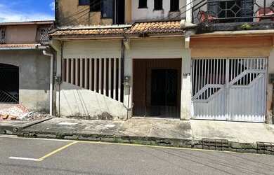 Imagem: A casa possui 3 Dormitórios, 2 Banheiros, 1 Vaga na garagem