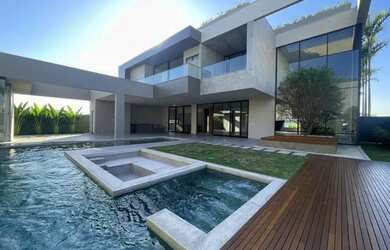 Imagem: A casa em condomínio possui 5 Dormitórios, 5 Banheiros, 5