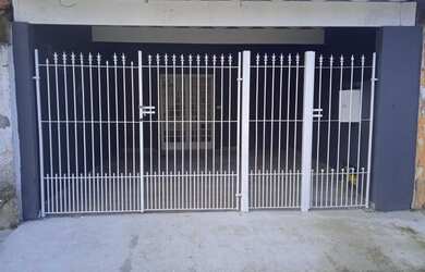 Imagem: A casa possui 2 Dormitórios, 1 Banheiro, 1 Vaga na garagem