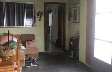 Imagem: A casa possui 4 Dormitórios, 2 Banheiros, 2 Vagas na garagem