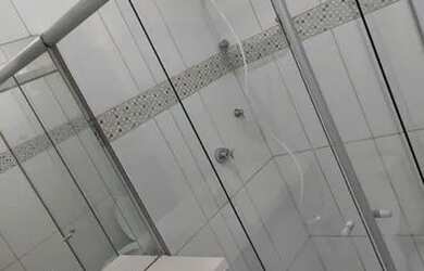 Imagem: A casa possui 1 Dormitório, 1 Banheiro, 1 Vaga na garagem e