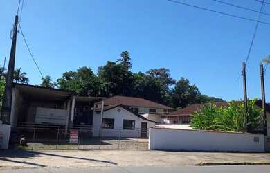 Imagem: A casa possui 4 Dormitórios, 3 Banheiros, 1 Vaga na garagem