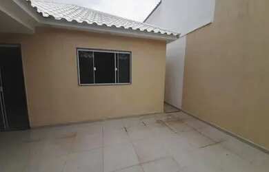 Imagem: A casa possui 3 Dormitórios, 2 Banheiros, 1 Vaga na garagem