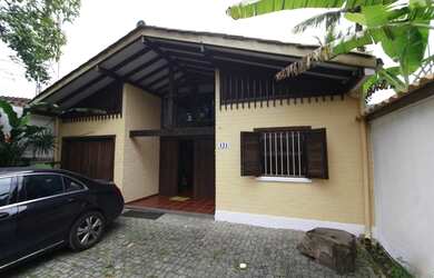 Imagem: A casa possui 4 Dormitórios, 2 Banheiros, 2 Vagas na garagem