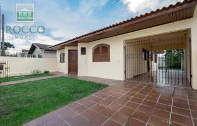 Imagem: A casa possui 3 Dormitórios, 1 Banheiro, 3 Vagas na garagem