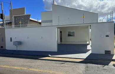 Imagem: A casa possui 3 Dormitórios, 4 Banheiros, 2 Vagas na garagem