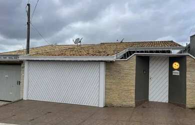 Imagem: A casa possui 3 Dormitórios, 2 Banheiros, 3 Vagas na garagem