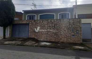 Imagem: A casa possui 4 Dormitórios, 3 Banheiros, 4 Vagas na garagem