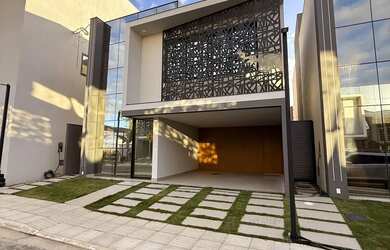 Imagem: A casa em condomínio possui 4 Dormitórios, 5 Banheiros, 2