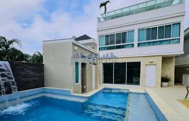 Imagem: A casa em condomínio possui 5 Dormitórios, 5 Banheiros, 2