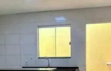 Imagem: A casa possui 2 Dormitórios, 1 Banheiro, 2 Vagas na garagem