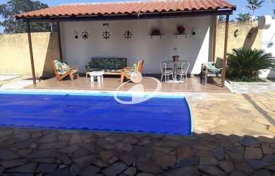 Imagem: A casa possui 4 Dormitórios, 5 Banheiros, 295m² de Área e