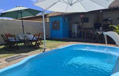 Imagem: A casa possui 2 Dormitórios, Acomodam 10 pessoas, 2 Vagas na