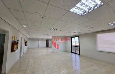 Imagem: O depósito possui 2 Vagas na garagem, 135m² de Área e está