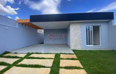 Imagem: A casa possui 3 Dormitórios, 2 Banheiros, 2 Vagas na garagem